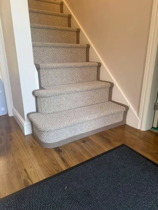 Light runner on stairs with rounded bottom treads