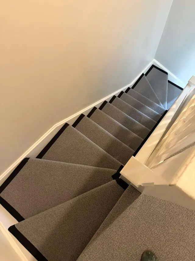 Runner around a staircase turn