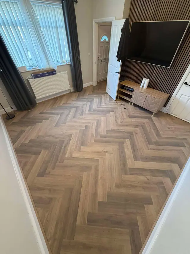 Mixed-tone herringbone laminate fitted in a living room