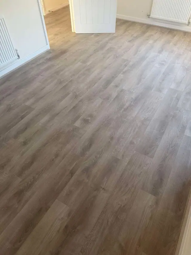 Light wood-effect laminate in an open room