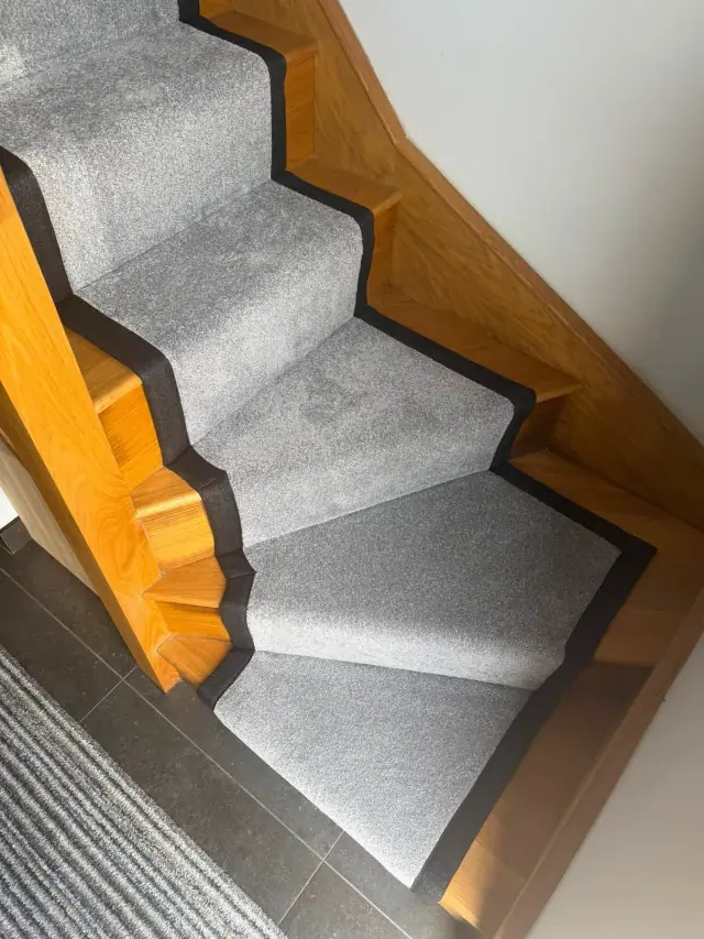 A close view of fitted runner edges