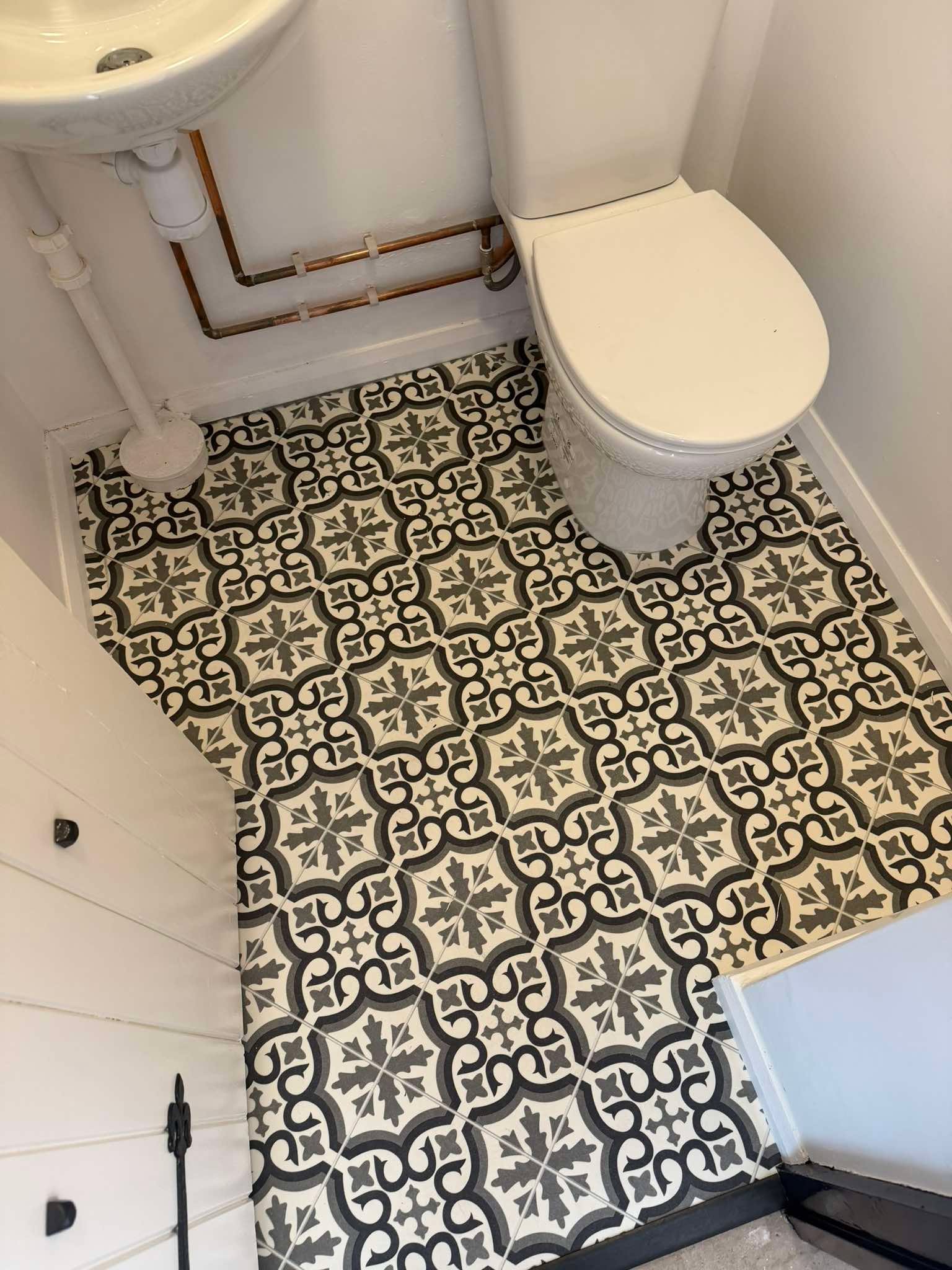 Patterned vinyl floor in a cloakroom